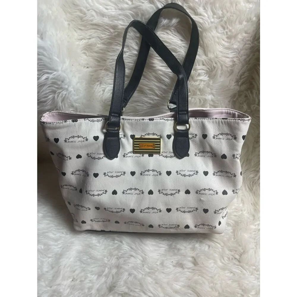 Betsey Johnson synthetic white & Black Heart-Print Tote Gold Plaque black straps